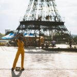 дівчина біля вежі в Парижі