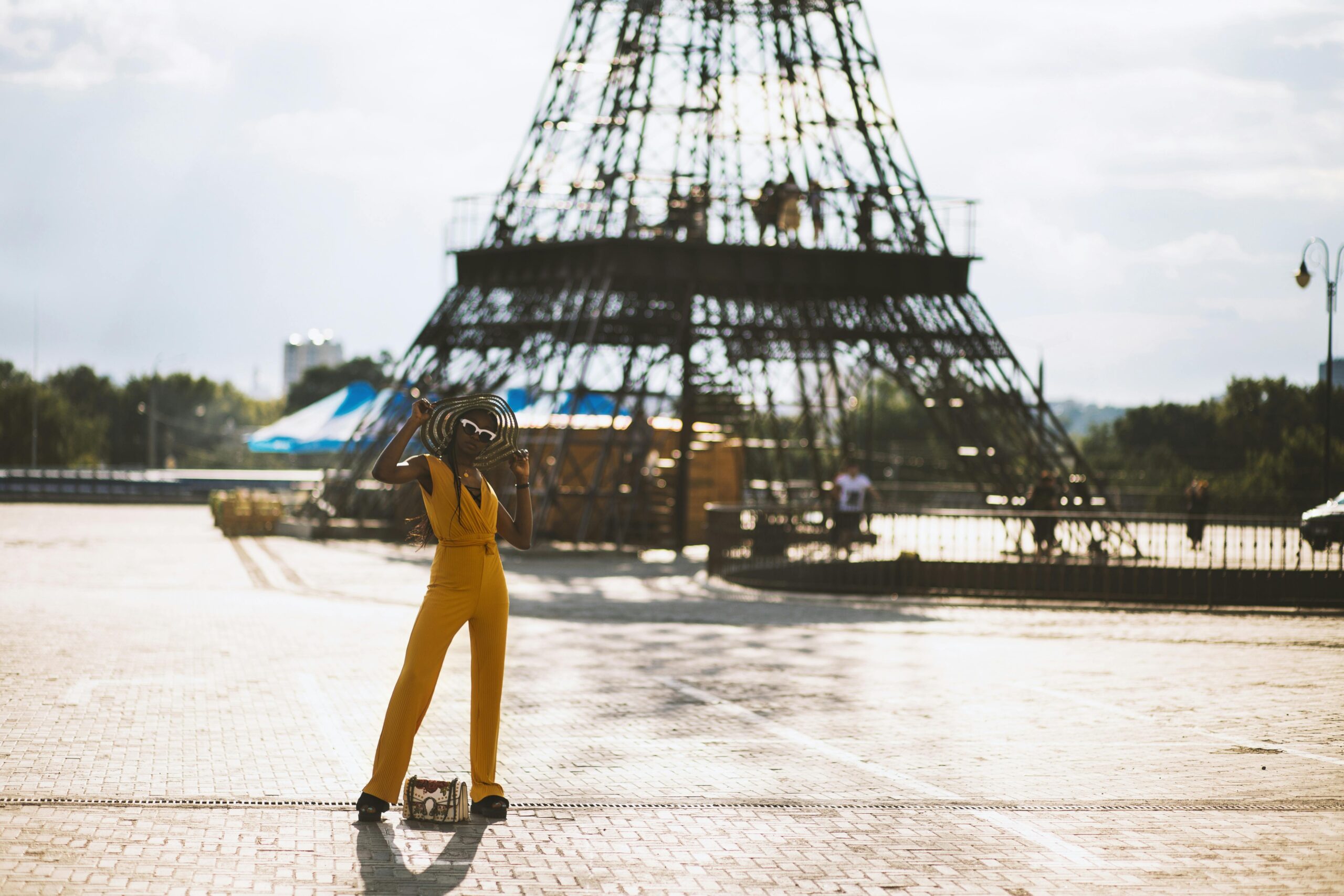 дівчина біля вежі в Парижі